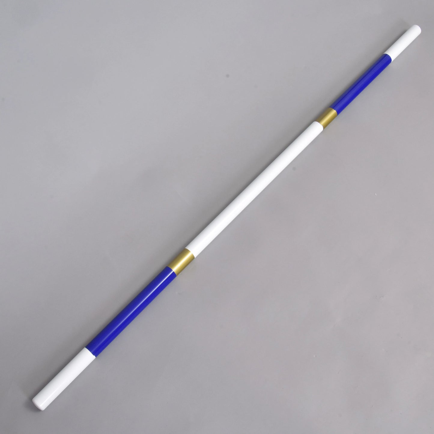Bariérka modrozlatá od Hobby Horse LarDen, lehká tyč z potaženého PVC o průměru 32 mm s modrými konci, bílými středními částmi a dvěma zlatými kroužky, se střídajícími se bílými, modrými a zlatými segmenty, zobrazená diagonálně na světle šedém pozadí.