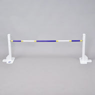 Překážka kolmák 50 cm od Hobby Horse LarDen je bílý nastavitelný stojan na skok s modrou, žlutou a bílou tyčí — ideální pro Hobby Horsing uvnitř i venku — zobrazeno na jednobarevném šedém pozadí.