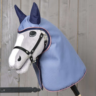 Pláštěnka Bloom od Hobby Horse LarDen s měkkou šedou plyšovou hlavou, černou uzdečkou, modrou pláštěnkou se špičatými ušima, vyfotografovaná na světlém dřevěném pozadí.