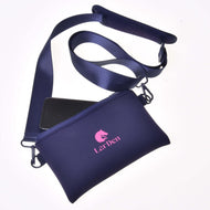 Crossbody od Hobby Horse LarDen v tmavě modré barvě z neoprenu s uzavíráním na zip, dlouhým nastavitelným popruhem, částečně viditelným smartphonem uvnitř a růžovým logem koně s nápisem „LarDen“ na přední straně.