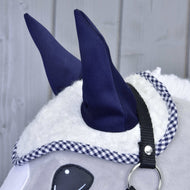 Čabraka Cube Blue od Hobby Horse LarDen na hlavě plyšového koně, s tmavě modrýma látkovýma ušima, černým postrojem a bílou texturovanou hřívou s kostkovaným lemem. Pozadí: světlý dřevěný povrch.