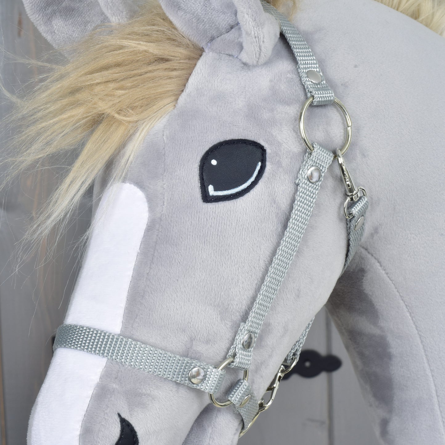 Set Start stříbrný (ohlávka + nákrčník + vodítko + otěže) od Hobby Horse LarDen na šedém plyšovém koni s bílým čenichem, černým vyšitým okem a nadýchanou světle blond hřívou, půvabný doplněk do každé sbírky Hobby Horse příslušenství.
