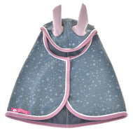 Pláštěnka Best od Hobby Horse LarDen je šedá pláštěnka s světle šedými skvrnami, růžovým lemováním a dvěma vztyčenými růžovými umělými oušky – skvělá do každého počasí nebo pro sladěnou Hobby Horse hru vašeho chlupatého kamaráda.