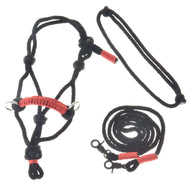 Provazový set Spark od Hobby Horse LarDen s ručně vyráběnou černou polypropylenovou parelkou s červenými akcenty, kovovými kroužky a uzly, plus ladícím vodítkem a připínacím lanem, vše zobrazené na bílém pozadí.