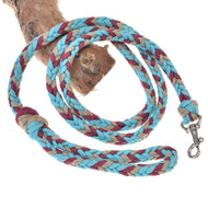 Hobby Horse - pletené vodítko tyrkys od Hobby Horse LarDen, stočené na větvi stromu s kovovou karabinou, ideální jako vodítko pro Hobby Horse nebo pevné lonžovací lano.