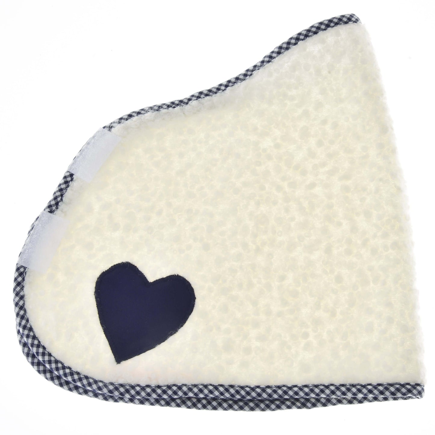 Deka Cube Blue od Hobby Horse LarDen, bílá texturovaná trojúhelníková deka s modrobílým kostkovaným lemem, tmavě modrou nášivkou ve tvaru srdce v jednom rohu a suchými zipy na jednom okraji.
