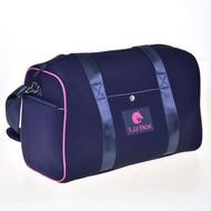 Sportovní taška LarDen Pink od Hobby Horse LarDen má tmavě modré tělo, růžové lemování, nastavitelný ramenní popruh, tmavě modrá ucha, přední kapsu s knoflíkem a nášivku s logem s grafikou koňské hlavy – ideální na cestování.