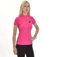 Sportovní triko LarDen Pink od Hobby Horse LarDen, zářivě růžový sportovní top s krátkým rukávem ze spandexu, předvádí mladá žena s dlouhými blond vlasy, v kombinaci s černými kalhotami, pózující na čistě bílém pozadí s jednou rukou v pase.