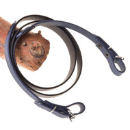 Pogumované otěže antracitové od Hobby Horse LarDen, tmavé bezudidlové otěže k uzdečce s kovovými přezkami a texturovaným vnitřním povrchem, přehozené přes dřevo a zobrazené na bílém pozadí.