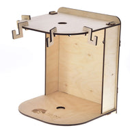 Malá stáj pro koníka od Hobby Horse LarDen s minimalistickým designem, plochou základnou, svislým zadním panelem, horní policí s vyřezanými háčky, laserem gravírovaným logem na základně a centrálním otvorem pro vedení kabelu.