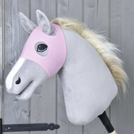 Plyšový Hobby Horse od Hobby Horse LarDen má nasazenou Masku bez uší Pink – pratelnou růžovou masku – na světle šedém těle, s bílým mulcem a krémovou hřívou. Kůň je nasazený na dřevěné tyči na pozadí šedé dřevěné stěny.