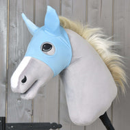 Maska Sky od Hobby Horse LarDen na světle šedém plyšovém Hobby Horse s bílou hřívou, světle modrou látkovou uzdečkou, černou rukojetí tyče a pratelnou maskou, zobrazená na pozadí dřevěných panelů.