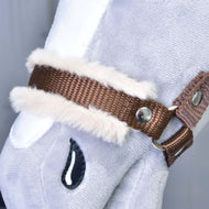 Detailní záběr na Ohlávku hnědou s beránkem od Hobby Horse LarDen, doplněk pro světle šedého plyšového Hobby Horse s hnědou ohlávkou, bílým lemem z umělé kožešiny, kovovými cvočky a prošitým černým detailem ve tvaru kapky.