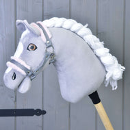 Hobby Horse LarDen "Ohlávka šedá s pink beránkem" zobrazuje šedého plyšového koně s bílou hřívou a šedou ohlávkou, připevněného k dřevěné tyči, na pozadí šedých dřevěných panelů.