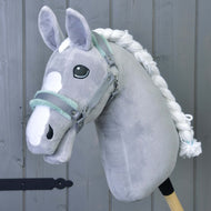 Hobby Horse LarDen Ohlávka šedá s mint beránkem – plyšový šedý doplněk pro Hobby Horse s bílou hřívou a znaky na hlavě – na šedém dřevěném pozadí.