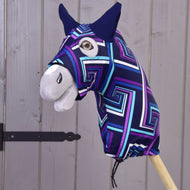 Hobby Horse LarDen Hobby Horse ochranný oblek modrý (Lycra) s barevně geometricky vzorovanou hlavou, velkým hnědým okem, černými ušima a bílým čenichem na dřevěné tyči, zobrazený před dřevěným plotem.
