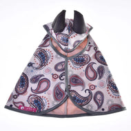 Pláštěnka Fairy Blue (softshell) od Hobby Horse LarDen je malá nepromokavá pláštěnka s paisley vzorem, světle růžovou podšívkou, šedým lemováním, dvěma černými tvary připomínajícími rohy na kapuci a růžovým štítkem u spodního okraje.