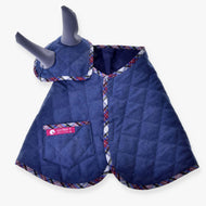 Set Jeans od Hobby Horse LarDen je stylová psí bunda s kostkovaným lemem, s malou kapsou a ladící pokrývkou hlavy – ideální pro hravé kostýmy pro mazlíčky nebo ke sladění se sadou čabraky.