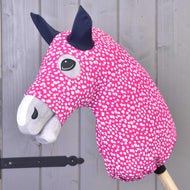 Hobby Horse ochranný oblek Minie (Lycra) od Hobby Horse LarDen je růžový Hobby Horse s bílými puntíky, šedým čenichem, černýma ušima a rukojetí z dřevěné tyče a má pratelný potah z Lycra pro snadné čištění.