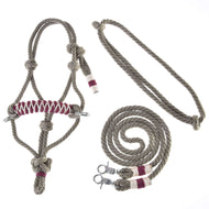 Provazový set Eleganza od Hobby Horse LarDen obsahuje hnědou provazovou ohlávku s vínovým a bílým omotáním a kovovými kroužky, ladící vodicí lano s karabinami, otěže a další kus provazu – zobrazené uspořádané na bílém pozadí.