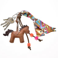 Svazek klíčů na kroužku s Přívěšek na klíče Horse Brown od Hobby Horse LarDen, barevnými korálky a výrazným vzorovaným šátkem uvázaným do mašle.