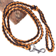 Hobby Horse - pletené vodítko Pomello od Hobby Horse LarDen s oranžovými a černými prameny a prémiovou karabinou, stočené na dřevěném špalku pro bezpečné a stylové připevnění.