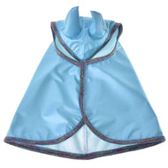 Pláštěnka Light Blue od Hobby Horse LarDen s třpytivým lemováním a dvěma špičatými rohy, vhodná do každého počasí a ideální jako kostým pro děti nebo domácí mazlíčky – skvělá pro nápaditou hru a Hobby Horse dobrodružství.