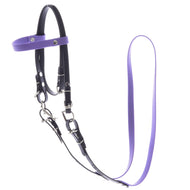 Kompletní uzdečka bez nánosníku Light Purple od Hobby Horse LarDen má černou a fialovou koženku, stříbrné kovové spony, nastavitelné řemínky a dodává se s ladícím fialovým vodítkem s odnímatelnými otěžemi, zobrazená na bílém pozadí.
