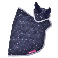 Náušník Set Magic od Hobby Horse LarDen má tmavě modrou polstrovanou prošívanou látku se vzorem hvězd, fialová ouška a světle šedé lemování a je zobrazen na bílém pozadí. U spodního okraje je připevněn růžový štítek s logem značky.