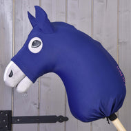 Hobby Horse ochranný oblek LarDen od Hobby Horse LarDen s modrou lycrovou hlavou, bílýma ušima a čumákem, černým kresleným okem a dřevěnou tyčí stojí před šedou dřevěnou stěnou.