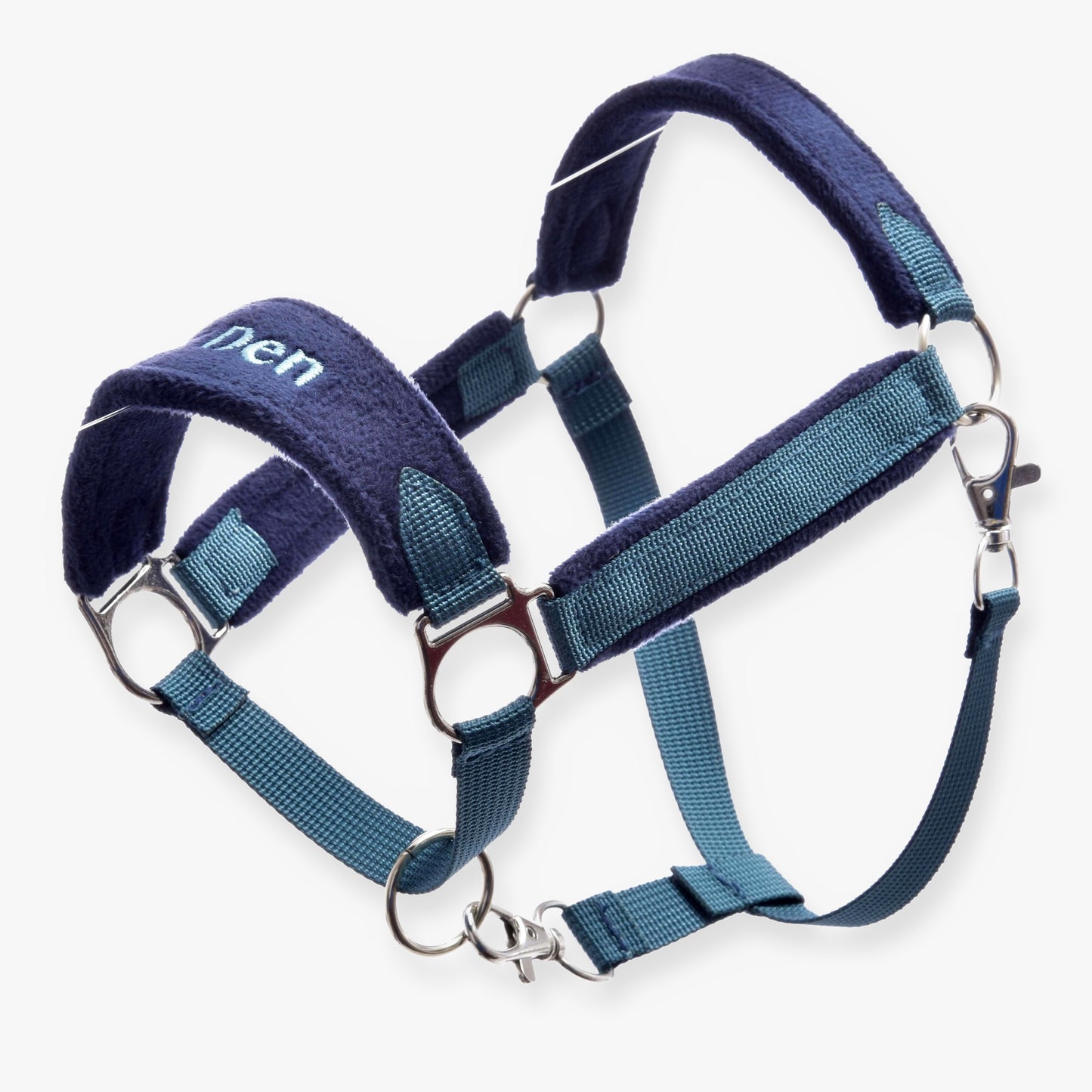 Ohlávka s beránkem LarDen Blue od Hobby Horse LarDen s kovovými kroužky, polstrovanými částmi pro pohodlí, nastavitelnými popruhy a odolnými přezkami pro hobby horses.