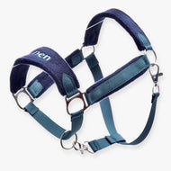 Ohlávka s beránkem LarDen Blue od Hobby Horse LarDen s kovovými kroužky, polstrovanými částmi pro pohodlí, nastavitelnými popruhy a odolnými přezkami pro hobby horses.