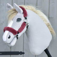 Hobby Horse LarDen Ohlávka s beránkem Teddy Maroon na světle šedém plyšovém koni s krémovou hřívou a vínovou ohlávkou, zobrazená ve vzpřímené poloze před dřevěnou stěnou.