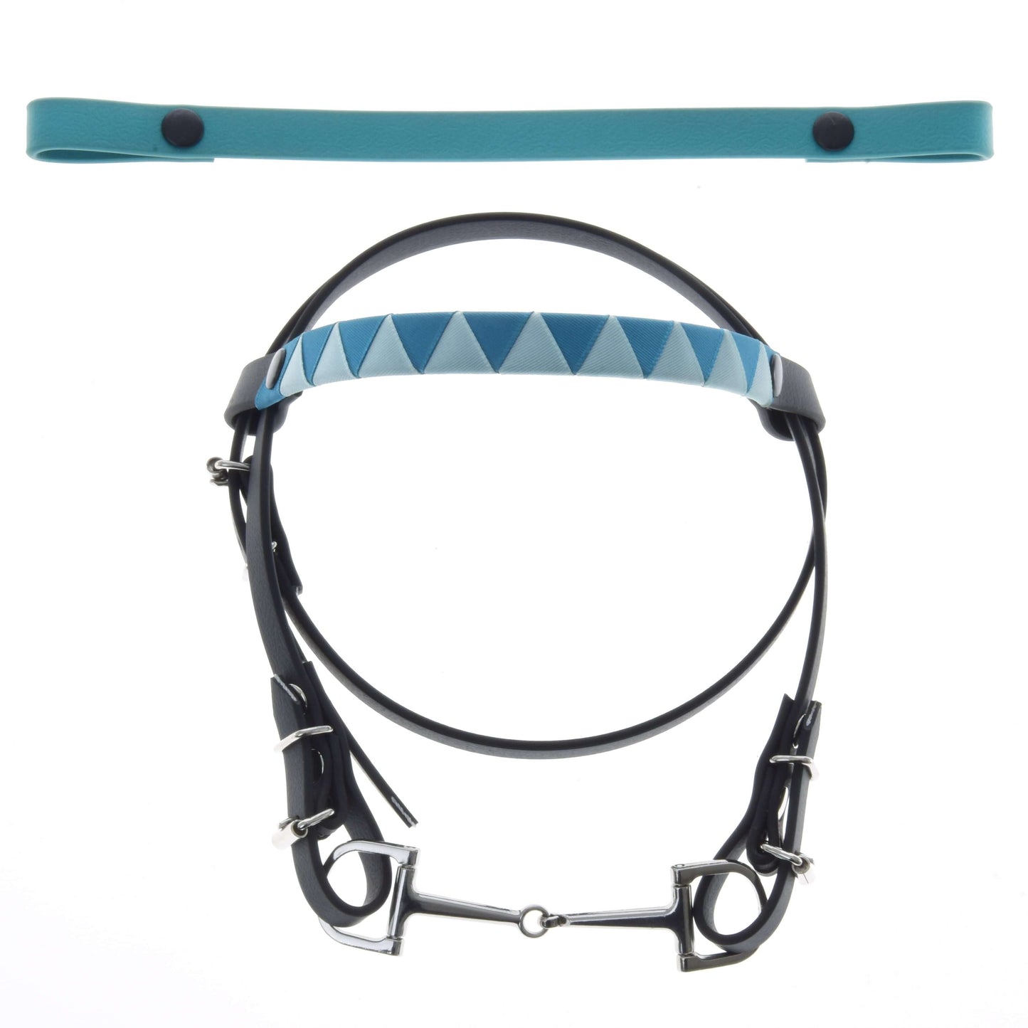 Uzdečka bez nánosníku tyrkysová se 2 čelenkami (vel. M) od Hobby Horse LarDen je zobrazena pod ladícím tyrkysovým popruhem s černými druky, vše na bílém pozadí. Uzdečka má vyměnitelné čelenky s geometrickým vzorem a stříbrné udidlo.