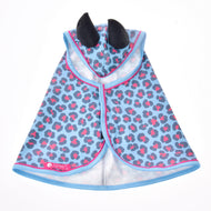 Pláštěnka Blue Leopard od Hobby Horse LarDen je modrá pláštěnka pro mazlíčky s růžovým a tmavě modrým leopardím vzorem, světle modrým lemováním a dvěma černými látkovými rohy na kapuci – ideální pro dobrodružství za každého počasí.