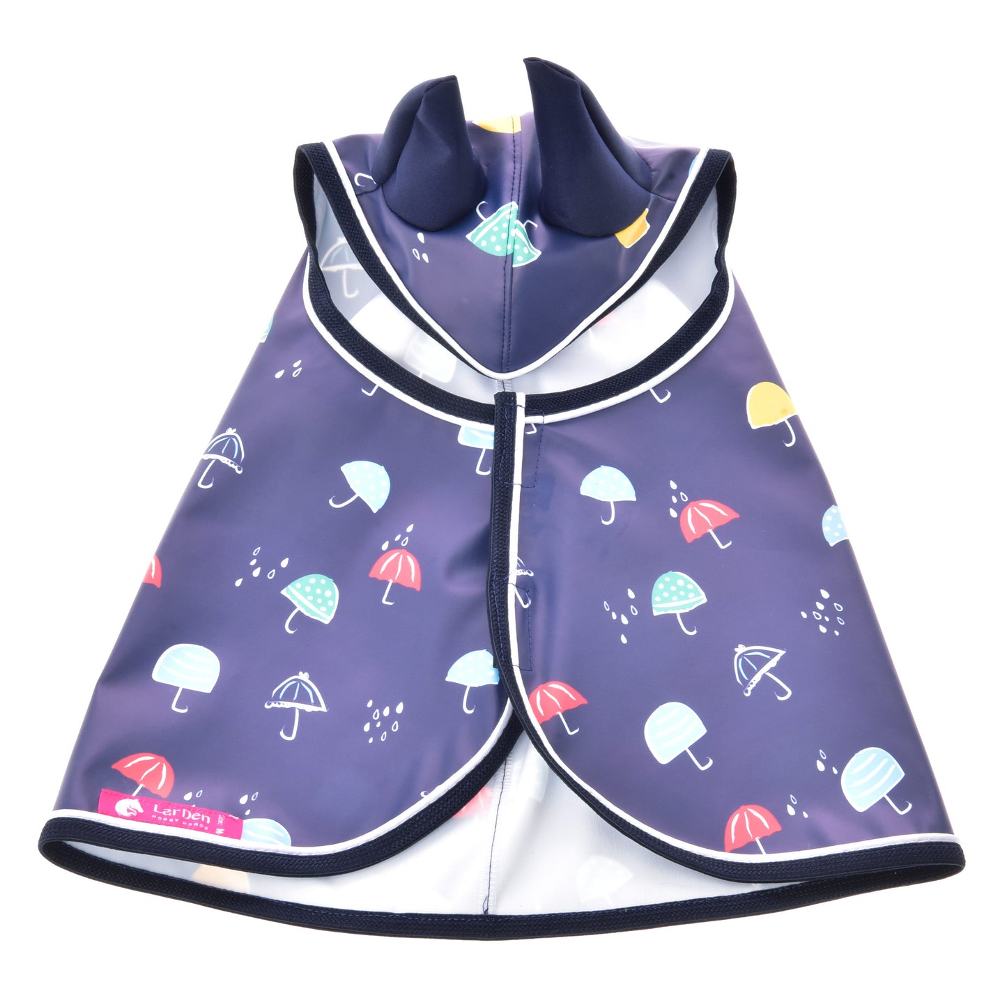 Pláštěnka Rainy od Hobby Horse LarDen je tmavě modrá pláštěnka do každého počasí s barevnými vzory deštníků a kapek deště, předním zipem a ohrnutým límcem – ideální na procházky v dešti nebo Hobby Horse dobrodružství.