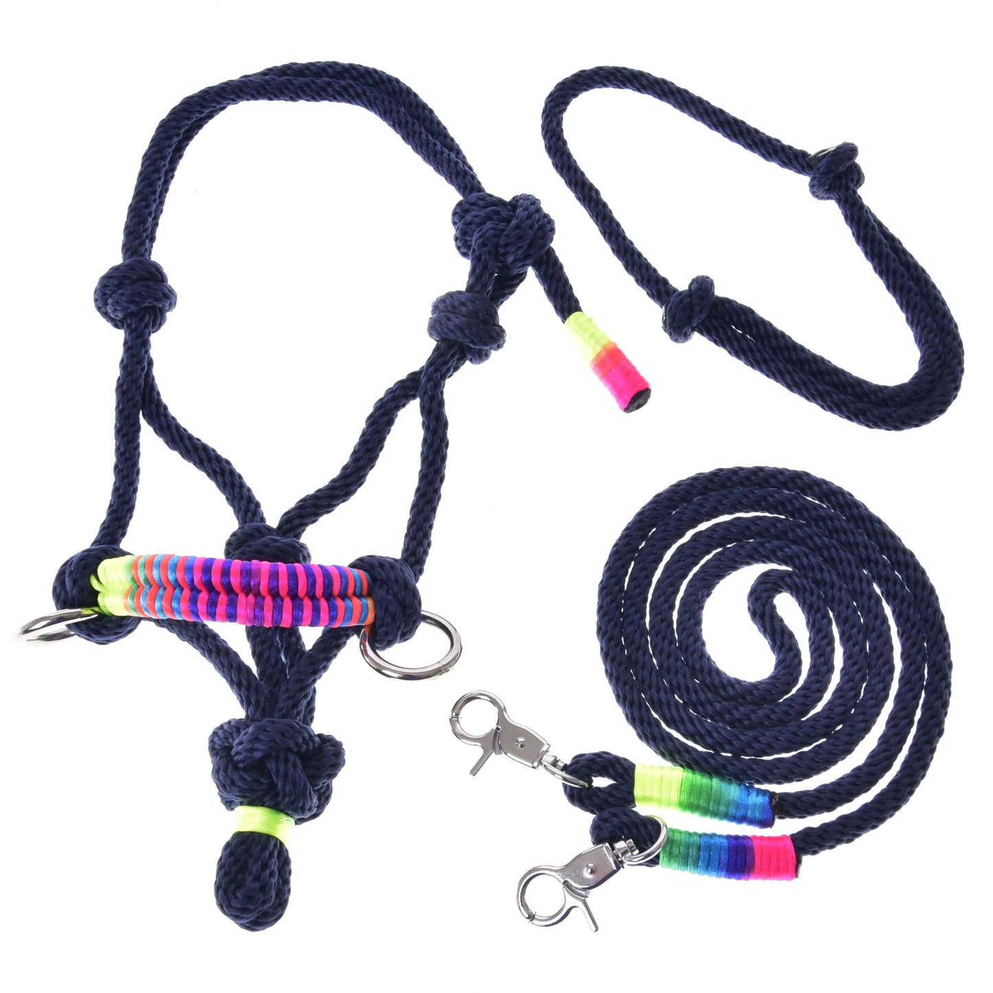 Provazový set Rosemary od Hobby Horse LarDen s tmavě modrou ohlávkou a vodítkem s duhově omotanými detaily u uzlů a klipů, ideální pro koně nebo váš Hobby Horse. Zobrazeno na bílém pozadí.