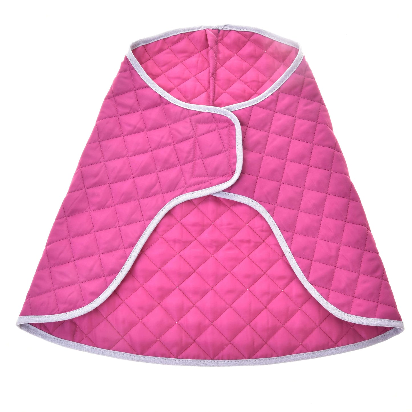 Set Hot Pink Silver od Hobby Horse LarDen: prošívaná zářivě růžová pláštěnka s bílým lemem a kosočtvercovým vzorem, se zavinovacím předním zapínáním – perfektní ke kombinaci s vaším oblíbeným setem deky.