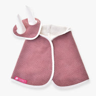 Set Manchester Tea Rose od Hobby Horse LarDen: růžový texturovaný kostým pro mazlíčka s bílým lemem, včetně pláštěnky a čelenky na hlavu s čabrakou na uši a dvěma bílými rohy, na bílém pozadí.
