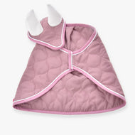 Set Dusty Rose od Hobby Horse LarDen, prošívaný světle fialový pláštík pro mazlíčka s bílým lemem a dvěma měkkými bílými rohy na ladícím límci, připomínající hravou čabraku. Zobrazený naplocho na bílém pozadí.