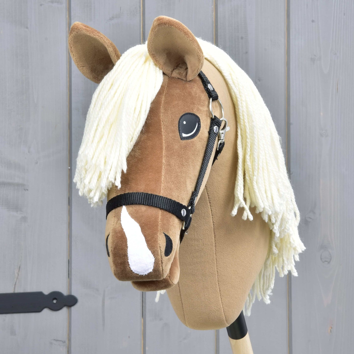 Hobby Horse Smart s černou ohlávkou od Hobby Horse LarDen se světle hnědým obličejem, bílou přízovou hřívou, černou ohlávkou a bílou lysinou – ideální pro westernové disciplíny a nápaditou hru.