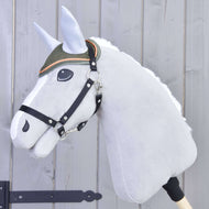 Plyšový Hobby Horse LarDen na tyči s bílou hřívou, šedým obličejem, černou uzdečkou a vyšívaným okem má nasazenou čabraku Sport – zelenou čabraku s oranžovým lemováním – na světlém dřevěném pozadí.