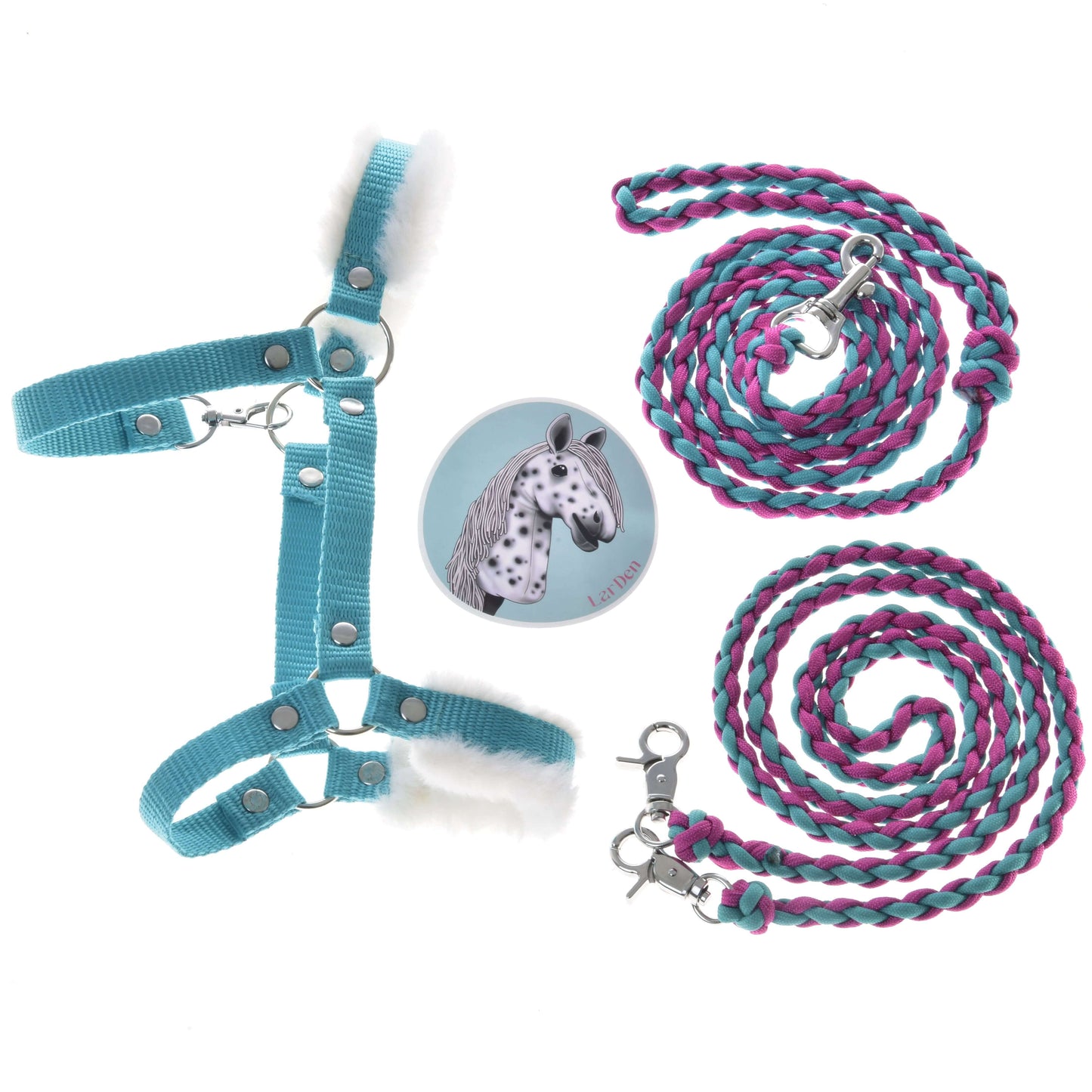 Set Perfect Combination Turquoise od Hobby Horse LarDen obsahuje tyrkysovou ohlávku s kožešinovým polstrováním, odznak se strakatým koněm a dvě pletená vodítka v růžové, tyrkysové a černé barvě se stříbrnými karabinami na bílém pozadí.