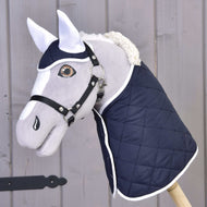 Set Thermo Blue od Hobby Horse LarDen tvoří plyšová hlava Hobby Horse s bílými ušima, postrojem a prošívanou tmavě modrou dekou – ideální jako okouzlující dekorativní doplněk s koňským motivem.