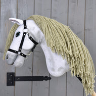 Hobby Horse Victory s černou ohlávkou - velikost M od Hobby Horse LarDen, s bílou plyšovou hlavou, dlouhou žlutou hřívou z příze a černou ohlávkou, inspirovaný andaluskou klisnou.