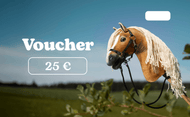 Dárkový poukaz Hobby Horse 25 € od Hobby Horse LarDen s plyšovým Hobby Horse s uzdečkou ve formátu elektronického PDF, snadný na darování. Design zobrazuje slovo „Voucher“ velkým bílým písmem na pozadí zelené krajiny a modré oblohy.