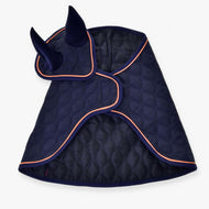 Čabraka Set Winner od Hobby Horse LarDen je prošívaný tmavě modrý model s oranžovým lemem, dvěma vztyčenými kryty uší a zaobleným tvarem – ideální pro stylové zakrytí uší a části hlavy vašeho koně.