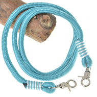 Otěže Atlantis od Hobby Horse LarDen z pleteného světle modrého polypropylenu s kovovými karabinami na obou koncích, stočené kolem dřevěného dílu a zobrazené na bílém pozadí. Ideální jako otěže pro Hobby Horse.