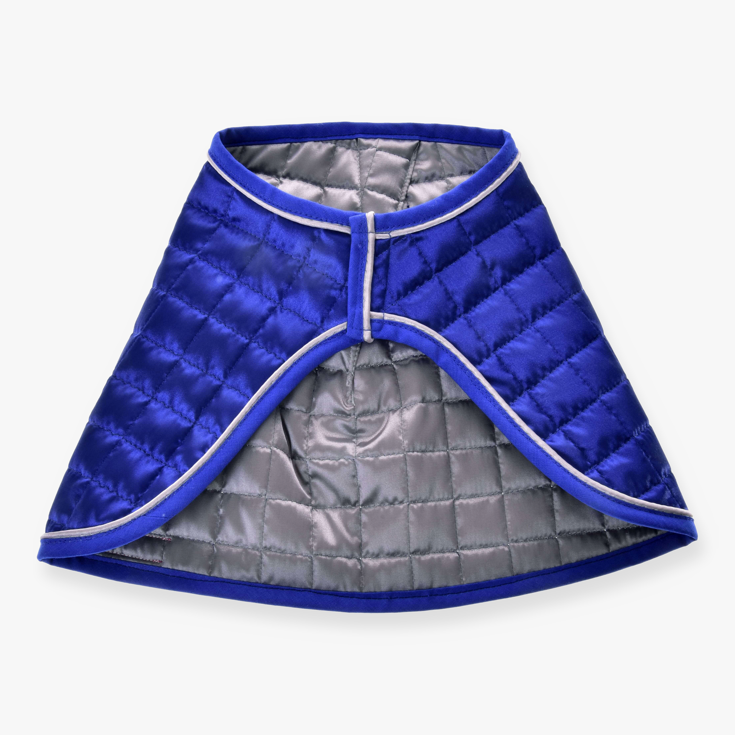 Deka DeLuxe Blue oboustranná od Hobby Horse LarDen s modrou vnější vrstvou a stříbrnou vnitřní podšívkou s kosočtvercovým prošíváním a bílou paspulkou, poskytující extra ochranu. Zobrazená naplocho na bílém pozadí.