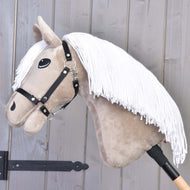 Hobby Horse Blondie s černou ohlávkou od Hobby Horse LarDen má béžový obličej, bílou hřívu a dřevěnou tyč – ideální pro každého rodinného nadšence do koní.